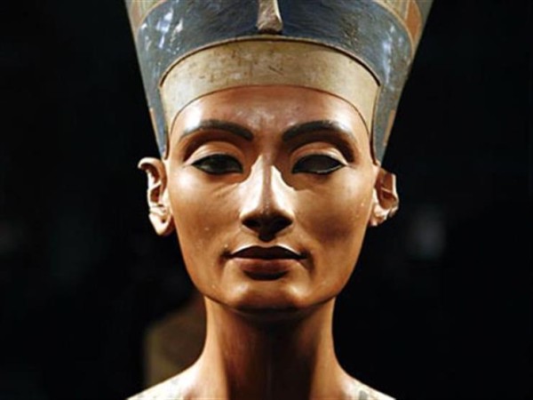 مأساة نفرتيتي وأخواتها (قصة نهب وتهريب الآثار المصرية منذ الأزل وحتى يومنا هذا)