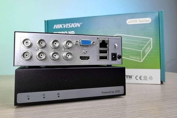 هيكفيجين 8 قنوات اي دي في ار [تخزين SSD مدمج] متوافق مع كاميرات سي سي تي في حتى 2 ميجابكسل DS-E08HGHI-B مع منفذ HDMI ، ابيض