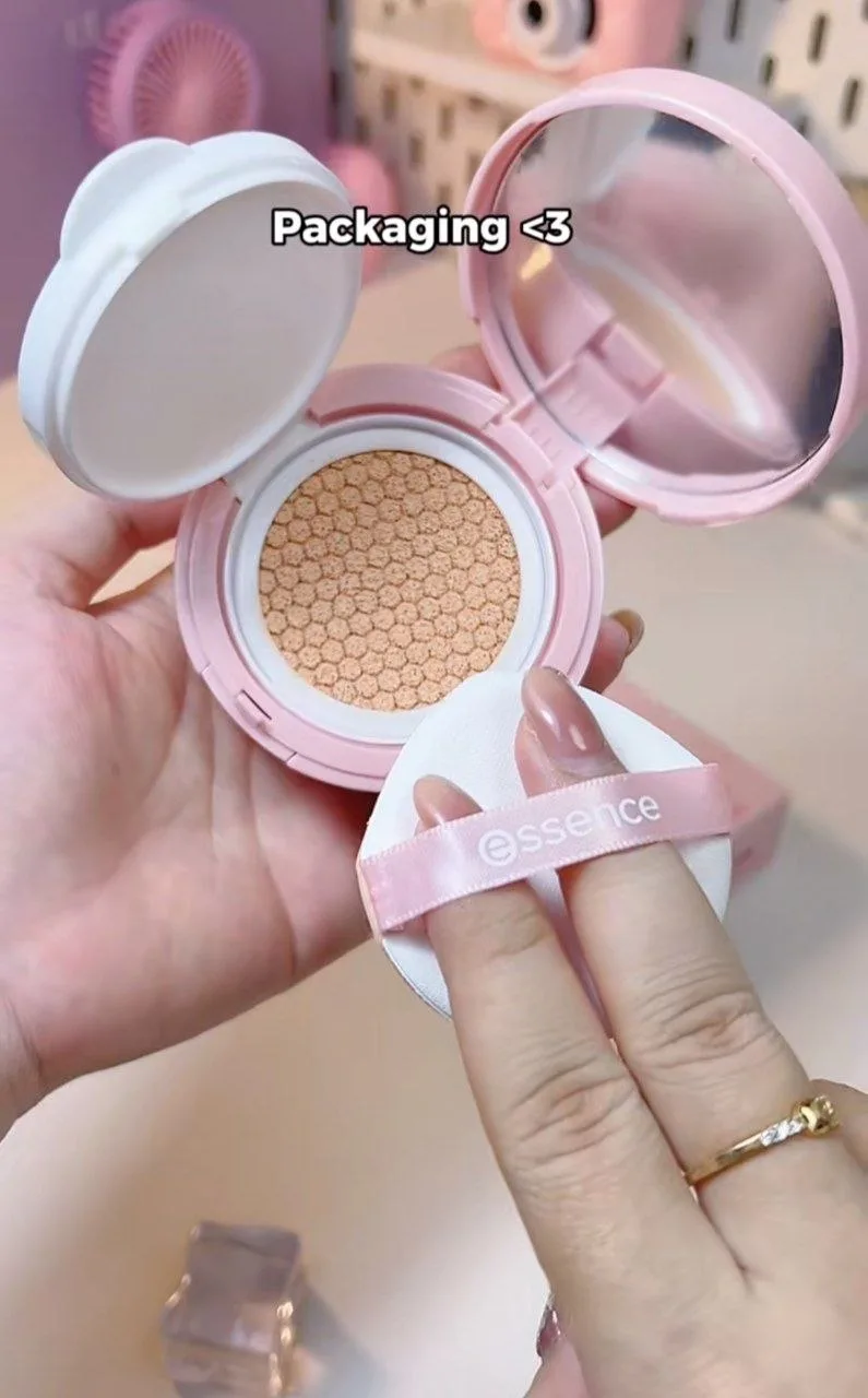 كوشن فاونديشن المقاوم للمياه من إيسنس (درجة 02) - essence Brighten Up Cushion Foundation 02 Ivory