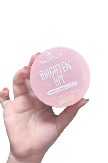 كوشن فاونديشن المقاوم للمياه من إيسنس (درجة 02) - essence Brighten Up Cushion Foundation 02 Ivory