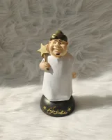 تمثال زينة رمضان كريم، شخصية كرتونية بثوب أبيض وعمامة ذهبية تحمل نجمة، قاعدة سوداء مزينة بنجوم ونص رمضان كريم، ديكور إسلامي